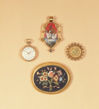 Gespleten parel zakhorloge (voor- en achterkant); Victoriaanse micro-mozaïek broche; Victoriaanse pietra-dura broche door English School
